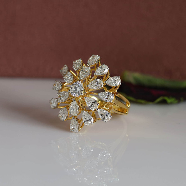 Pear-shaped Floral Diamond Ring—A Masterpiece Where Elegance and Nature Intertwine